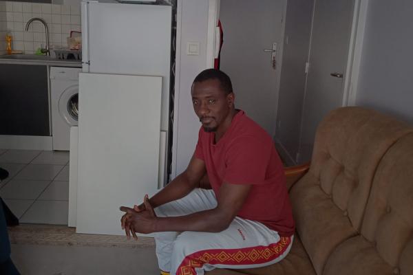 Portrait de Soufiana dans l'appartement-tremplin Toit à Moi dans lequel il loge depuis fin 2023.