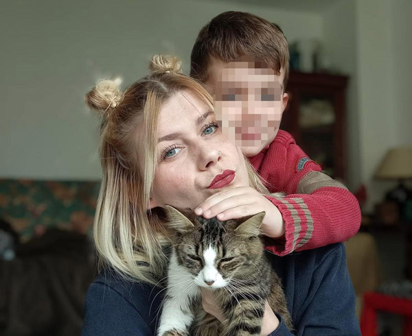 portrait de charlène, son fils et son chat