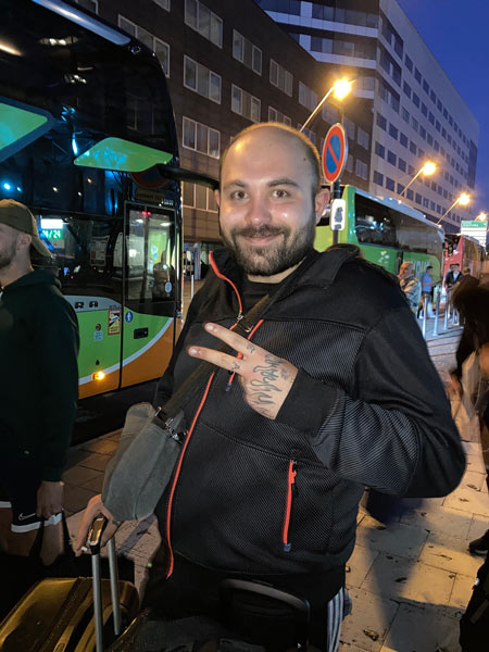 Photo de Joachim devant un bus avec une valise