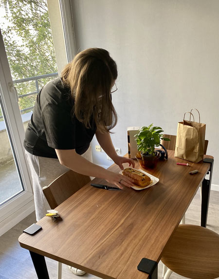 Portrait de M (visage cachée) dans son logement