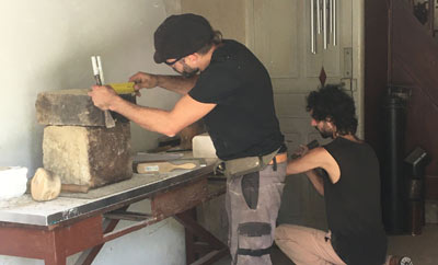 Piotr apprend à tailler la pierre