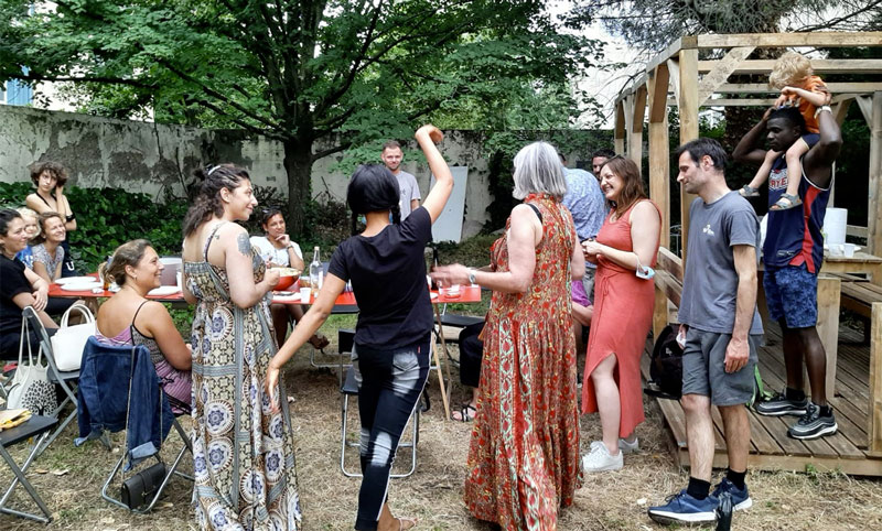 Stella improvise des pas de danse au milieu des bénévoles