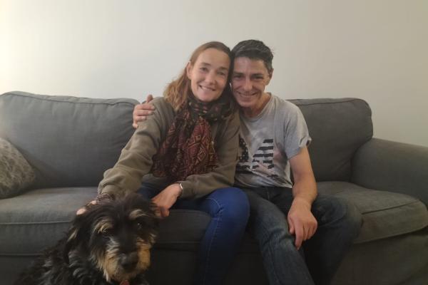 Florence, Fabrice et leur chien Backo, dans l'un des logements à Lille