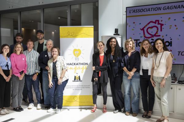 l'équipe du hackathon réunie devant un kakémono M6