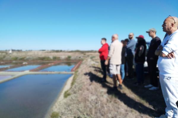 jean-yves, accompagnée de l'équipe toit à moi lors d'une sortie dans les marais salants