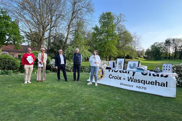 Des délégués du Rotary club et de Toit à Moi font un discours à l'occasion du Rotary Golf, avril 2025