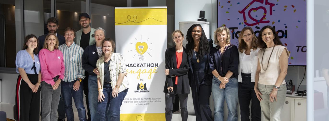 l'équipe du hackathon réunie devant un kakémono M6