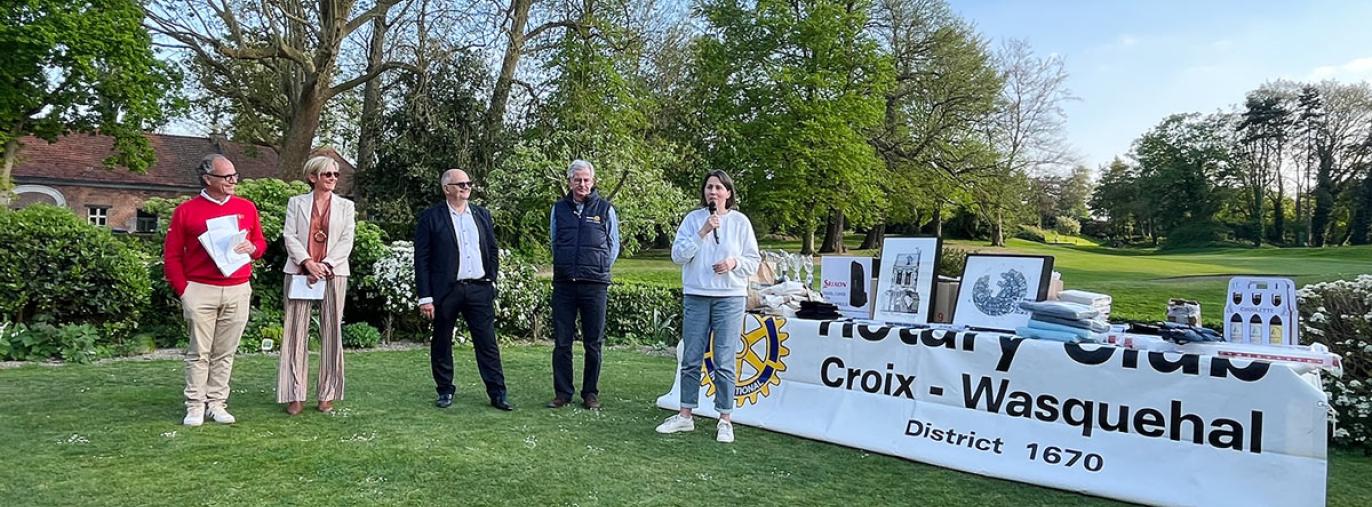 Des délégués du Rotary club et de Toit à Moi font un discours à l'occasion du Rotary Golf, avril 2025