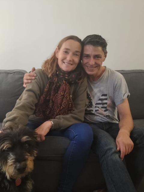 Florence, Fabrice et leur chien Backo, dans l'un des logements à Lille