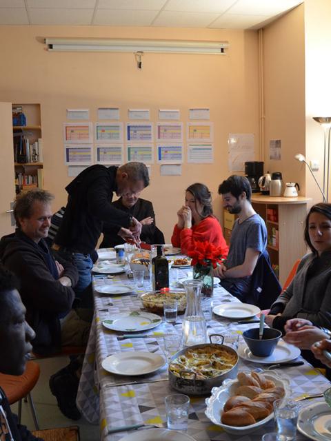 Repas partagé entre les bénévoles de Toit à Moi et les personnes accompagnées par l'association