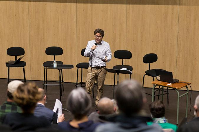 Laurent de Ferry au micro lors d'une assemblée générale