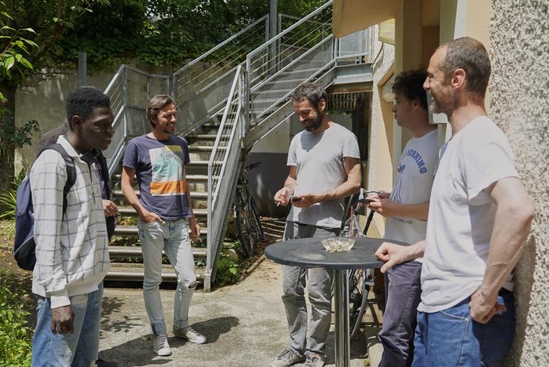 Pause entre hommes (bénévoles, salariés, accompagnés)