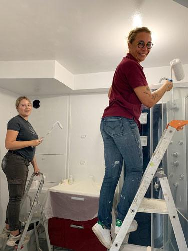 Des bénévoles peignent le mur d'un logement à Rouen