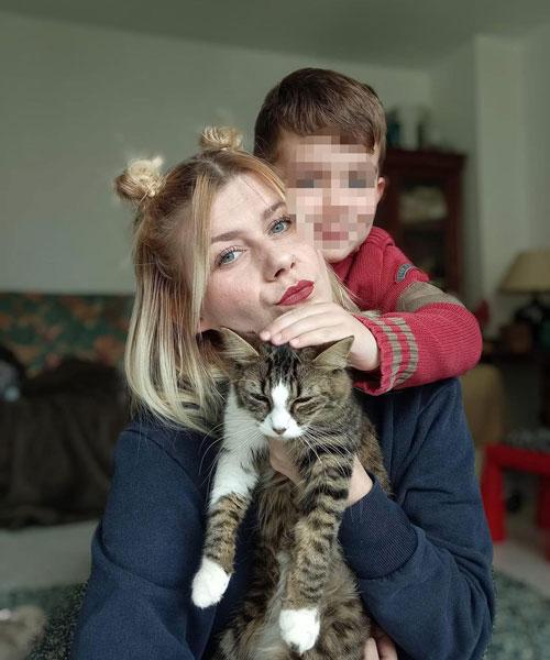 Charlène, son fils et leur chat Photo de Charlène, son fils (flouté) et leur chat