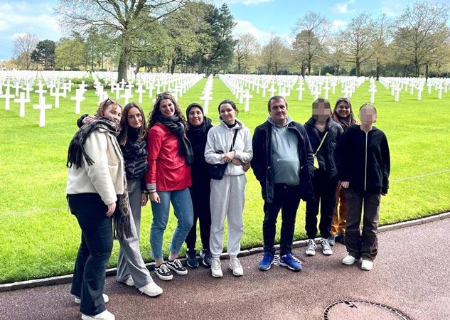 photo de groupe des antennes d'Angers et Nantes lors d'un séjour en Normandie sur les plages du débarquement