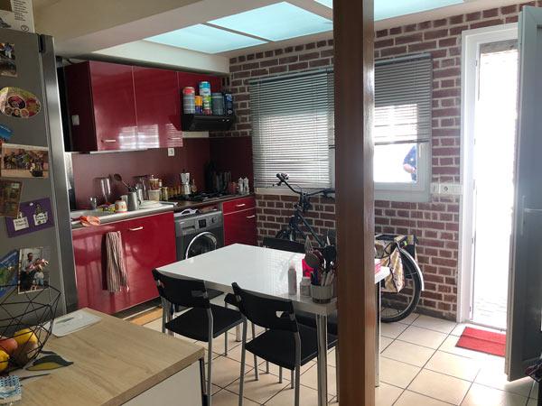 La cuisine d'un logement tremplin lillois