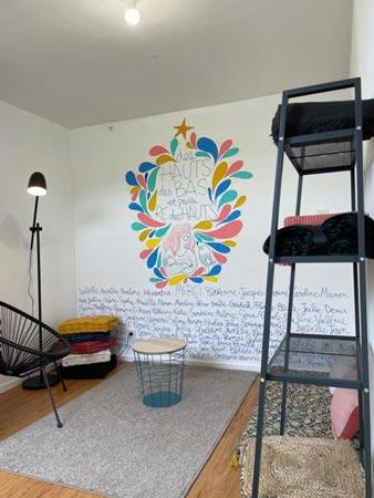 Photo d'un appartement angevin avec une fresque dessinée par Mathou