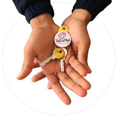 Vos dons sont précieux pour permettre un accès au logement Une main tient des clés avec le logo Toit à Moi