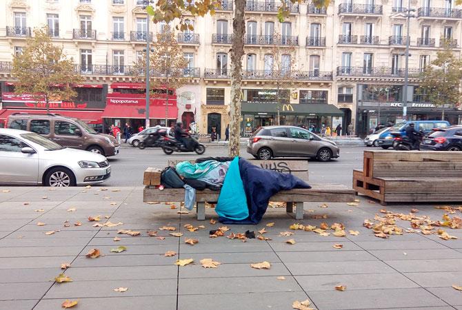 La naissance de Toit à Moi, une prise de conscience devant une personne sans-abri Une personne sans-abri dort sur un banc à Paris