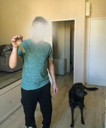 Photo de Pierre et sa chienne Crapule, le jour de leur arrivée dans le logement