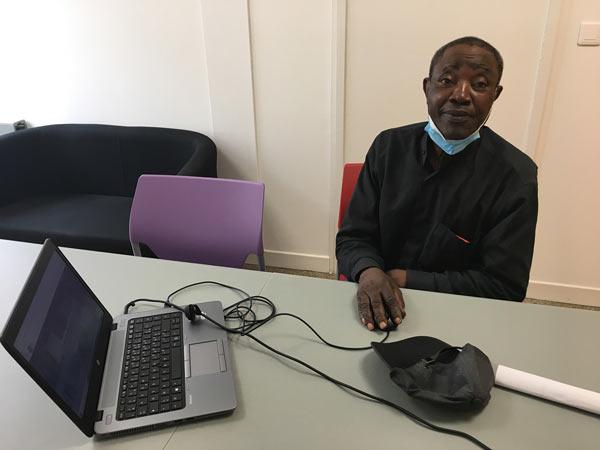 Gilbert et un PC portable donné par BNP Paribas