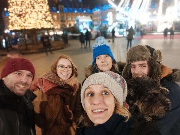 Personnes accompagnées et bénévoles pendant le Marché de Noël de Lille en 2022 Personnes accompagnées et bénévoles pendant le Marché de Noël de Lille en 2022