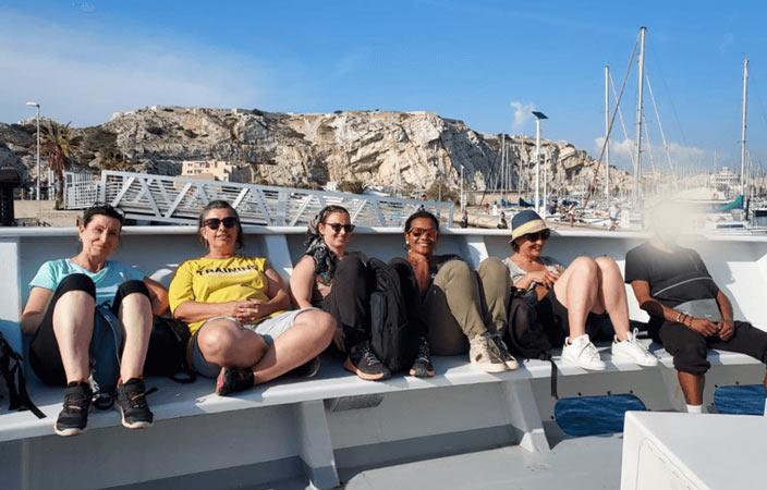 Des bénévoles et personnes accompagnées sur le bord de mer à Frioul