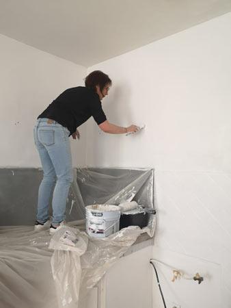 Une bénévole redonne un coup de peinture dans un logement tremplin à Marseille Une bénévole redonne un coup de peinture dans un logement tremplin à Marseille
