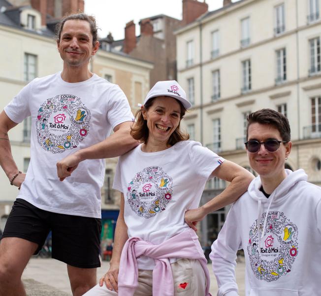 Les t-shirts officiels Courir pour Toit 2025 ! Photo de Clovis, Martine et Dorian portant les t-shirts et sweat Courir pour Toit